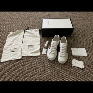 Gucci White Leather Sneakers with Signature Stripes